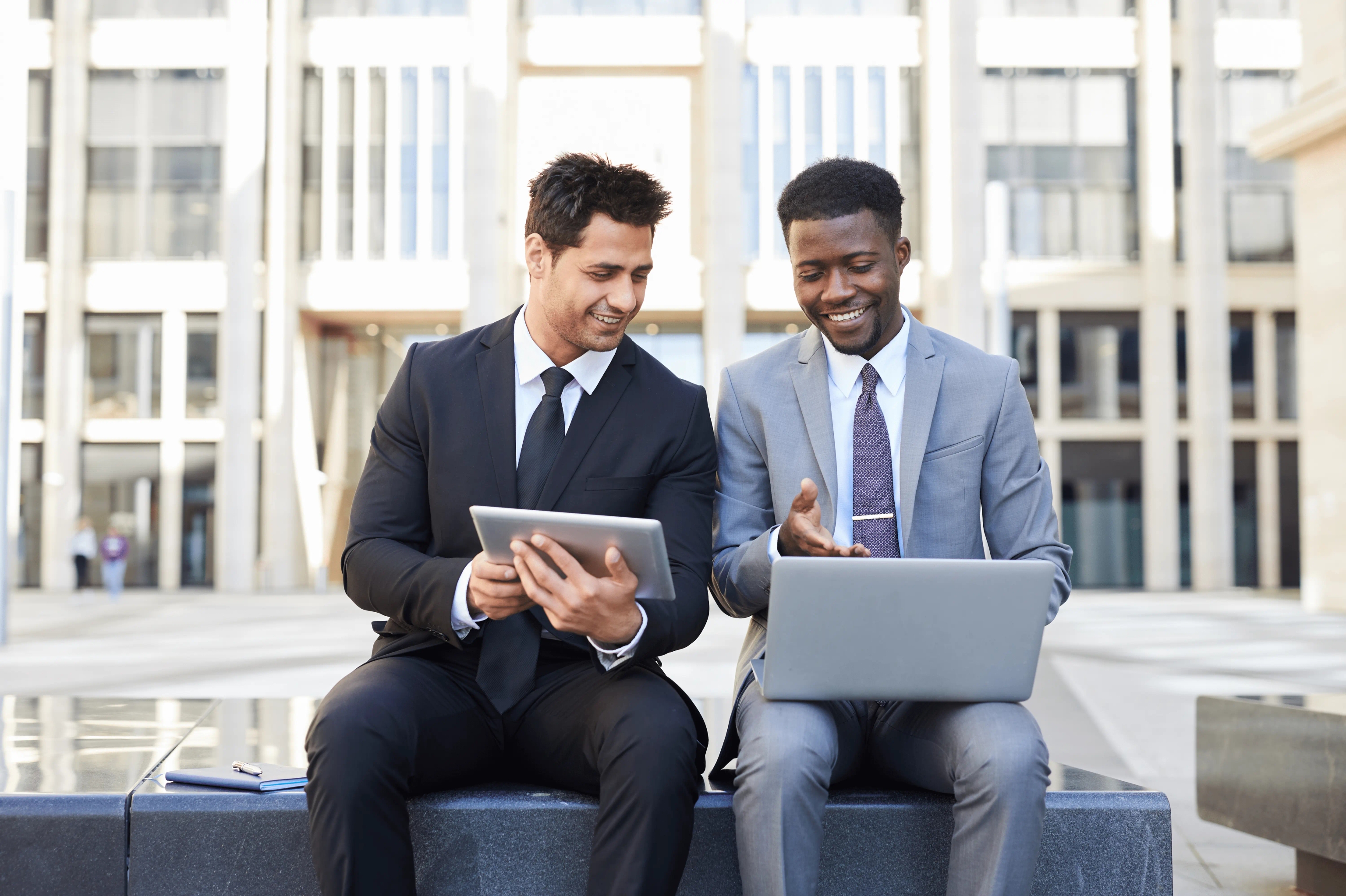 Due professionisti lavorano insieme su tablet per una consulenza rapida e affidabile